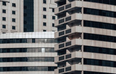 Modern bir gökdelenin mimari desenleri olmayan birçok penceresi ve duvarı var.