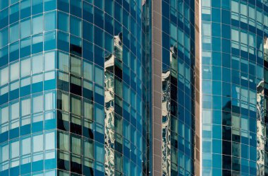 Modern bir gökdelenin mimari desenleri olmayan birçok penceresi ve duvarı var.
