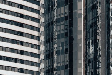 Modern bir gökdelenin mimari desenleri olmayan birçok penceresi ve duvarı var.