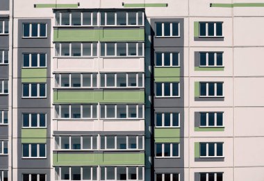 Ukrayna 'da insansız yeni modern evlerin ön cephesi ve boş pencereleri
