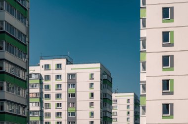 Ukrayna 'da insansız yeni modern evlerin ön cephesi ve boş pencereleri