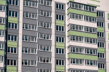 Ukrayna 'da insansız yeni modern evlerin ön cephesi ve boş pencereleri