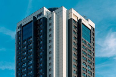 Modern bir gökdelenin mimari desenleri olmayan birçok penceresi ve duvarı var.