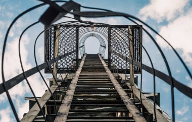 eski paslı merdivenler mavi gökyüzü ve bulutlar karşı zararlar ile