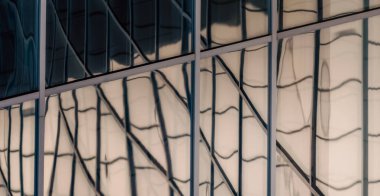 Modern bir binanın penceresindeki çarpıtma ile yansıma mavi soyut kentsel arkaplan rengi