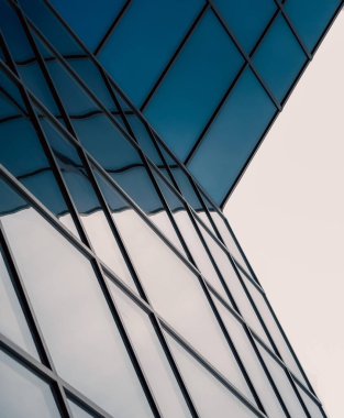 Modern bir binanın penceresindeki çarpıtma ile yansıma mavi soyut kentsel arkaplan rengi
