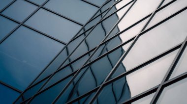 Modern bir binanın penceresindeki çarpıtma ile yansıma mavi soyut kentsel arkaplan rengi