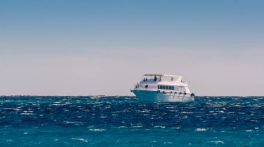 Beyaz zevk tekne Red Sea'deki/daki