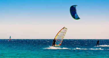 Mısır Dahab içinde kızıl deniz rüzgar sörfçüleri ve kitesurfers binmek