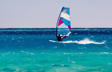 adet Rüzgar Sörfü Kızıldeniz dalgalar üzerinde sürmek