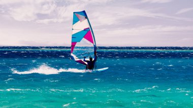 Sharm El Sheikh 'te, Kızıl Deniz' in dalgalarında sörf yapan rüzgar sörfçüleri