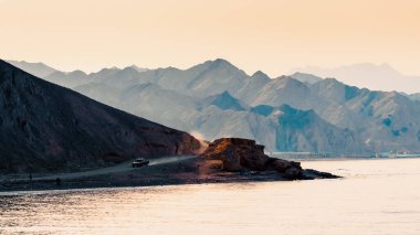 Mısır'da Kızıldeniz kıyılarına yakın dağlarda bir yolda araba sürmek