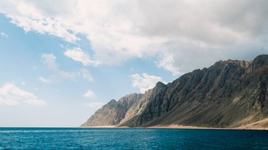 mavi deniz ve gökyüzü ve bulutlar Mısır Dahab karşı yüksek rocky Dağları