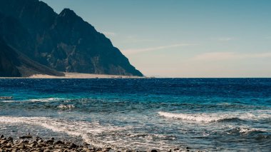 Mısır'da kızıldeniz kayalık kıyısı