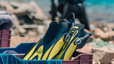 Mısır'da sahilde bir sandık dalış ekipmanları