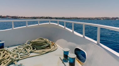 Mısır 'daki Kızıl Deniz' deki bir geminin pruvasından manzara