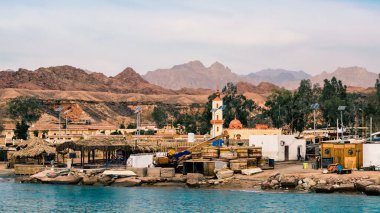 Kızıl Deniz kıyısındaki kırsal gecekondu limanı Sharm El Sheikh Mısır