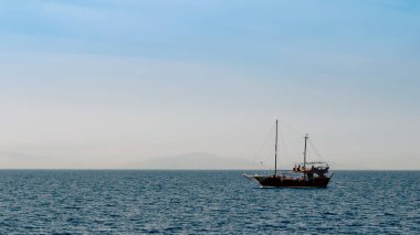 Sharm El Sheikh Mısır 'daki adanın arka planında, Kızıl Deniz' deki siyah yat.