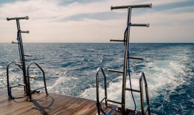 tekneler Kızıldeniz Mısır mavi su karşı kaldırdı merdivenler ile besleme