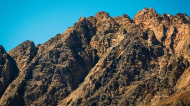 Mısır 'da mavi bir gökyüzüne karşı yüksek kayalık dağların zirveleri