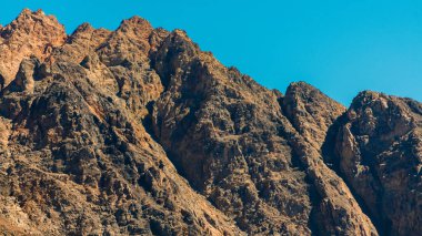 Mısır 'da mavi bir gökyüzüne karşı yüksek kayalık dağların zirveleri