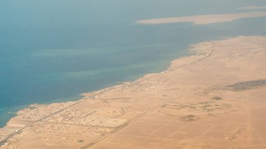 Kızıl Deniz 'in uçak penceresinden ve Mısır' daki çölden panorama manzarası