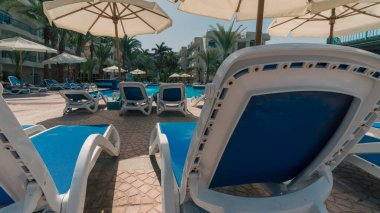 Hurghada 'da insanlar olmadan palmiye ağaçlarının altında boş plaj salonları