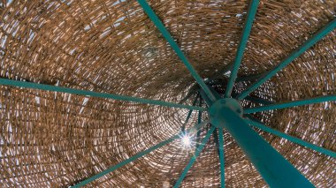 Mavi gökyüzü arkaplanındaki plaj şemsiyesi