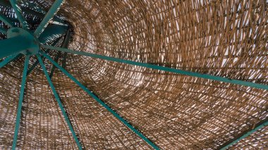 Mavi gökyüzü arkaplanındaki plaj şemsiyesi