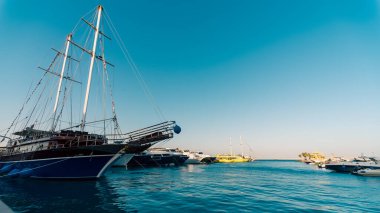 Modern gemileri ve tekneleri olan insansız bir iskele. Mısır Hurghada 'da.