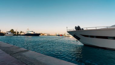 Mısır 'da Kızıldeniz' in seddi caddesinde Hurghada 'da insansız gemiler var.