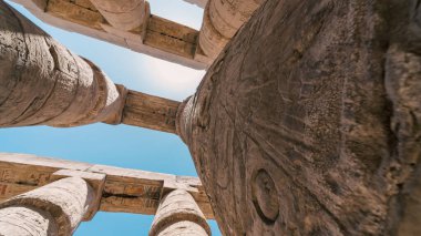 Duvarında Mısır lüksüyle hiyeroglifler olan antik tapınak.