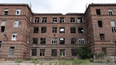 Ukrayna 'yla savaşta kaybedilen bir şehirde insansız bir bina yıkıldı.