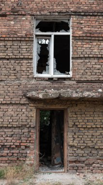 Ukrayna 'yla savaşta kaybedilen bir şehirde insansız bir bina yıkıldı.