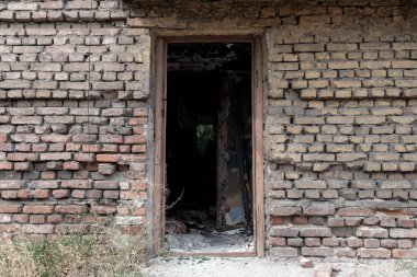 Ukrayna 'yla savaşta kaybedilen bir şehirde insansız bir bina yıkıldı.