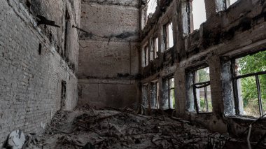 Ukrayna 'yla savaşta kaybedilen bir şehirde insansız bir bina yıkıldı.