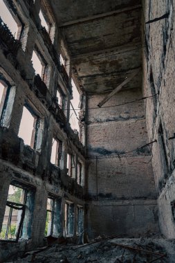 Ukrayna 'yla savaşta kaybedilen bir şehirde insansız bir bina yıkıldı.