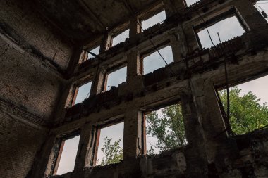 Ukrayna 'yla savaşta kaybedilen bir şehirde insansız bir bina yıkıldı.