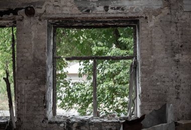 Ukrayna 'yla savaşta kaybedilen bir şehirde insansız bir bina yıkıldı.