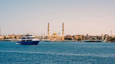 Mısır 'daki Kızıldeniz' deki Hkrgada Limanı 'nda birçok gemi var.