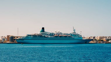 Mısır 'daki Kızıl Deniz' de büyük bir yolcu gemisi