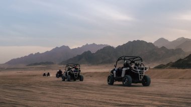 Mısır'da arabası ile çöle turist gezisi