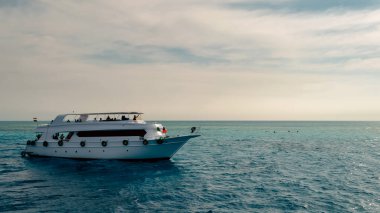 Kızıl Deniz Mısır manzarasında beyaz teknelerde turistler