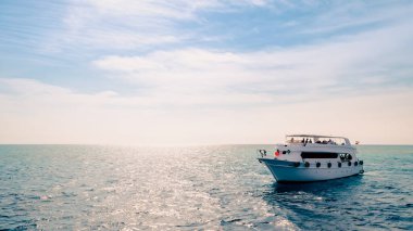 Mısır 'daki Kızıl Deniz' de Sharm El Sheikh 'e giden turist botu.