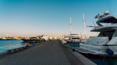 Mısır 'da Kızıldeniz' in seddi caddesinde Hurghada 'da insansız gemiler var.