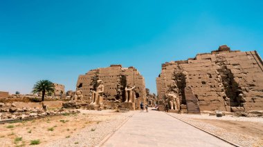 Karnak tapınağındaki antika ve Mısır 'daki lüks turistler.