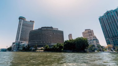 Nil kıyısında Kahire 'nin gecekondu evleri ve Mısır' da insansız gemiler.