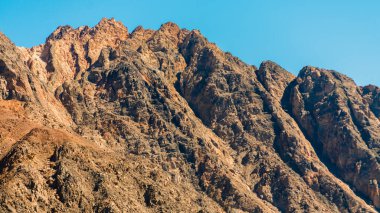 Mısır 'da mavi bir gökyüzüne karşı yüksek kayalık dağların zirveleri