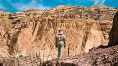 Bedouin Mısır Dahab bir dağ tırmanıyor