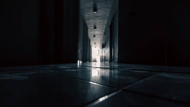 Terk edilmiş bir ofiste yerde ayak izleri var. Tecrit sırasında hiç kimse yok.